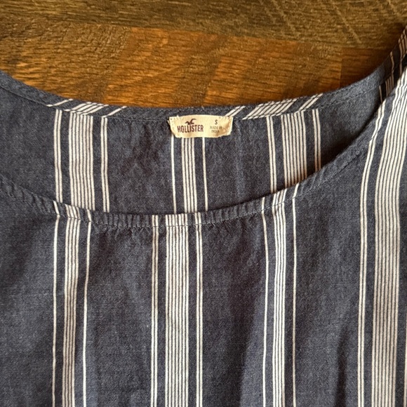 Holister Small Ruffle Sleeve Top - Picture 2 of 2